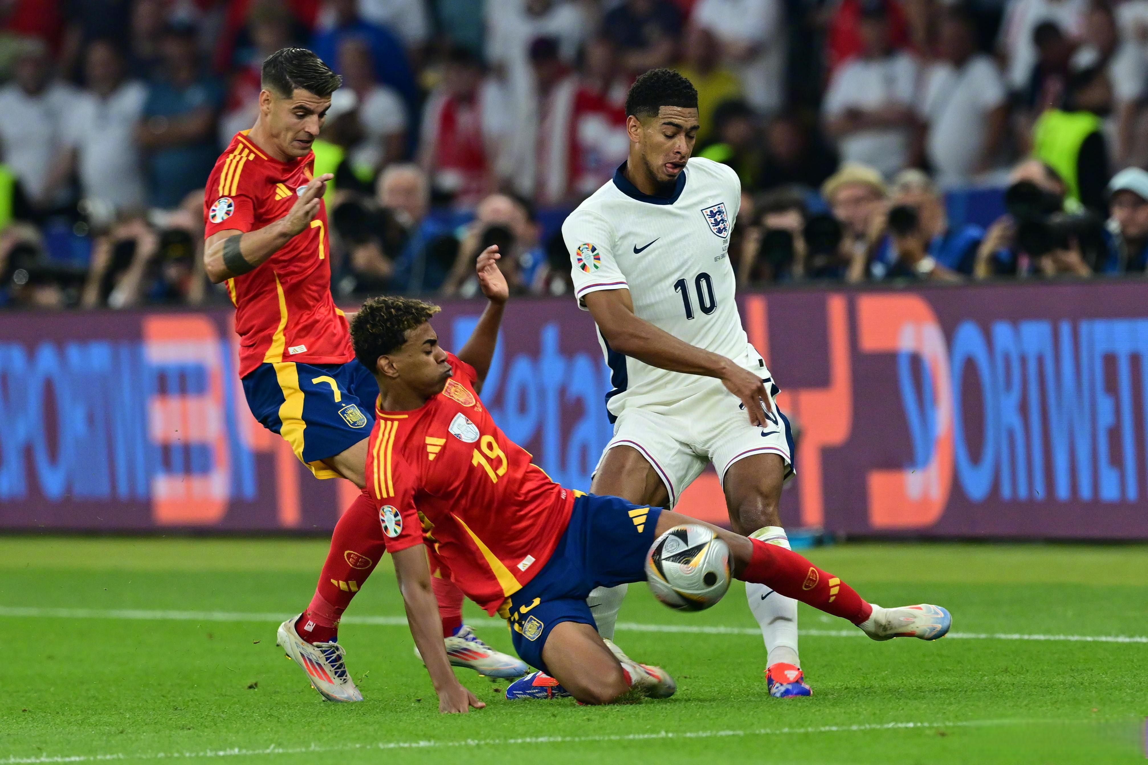 黑白直播网-关于西班牙迎战瑞典，欧洲杯小组赛激烈对抗的信息