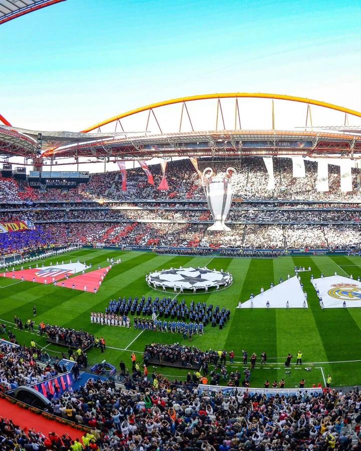 关于热门足球联赛引爆球迷激情，体育场内外热闹非凡的信息