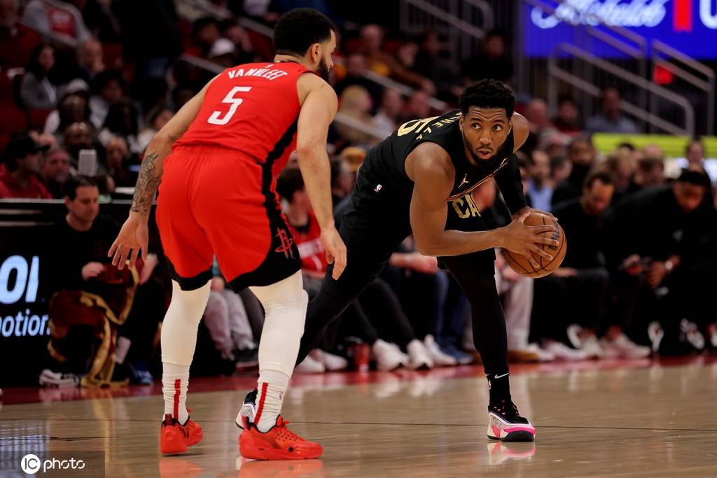 黑白直播-米切尔砍下分，爵士队战胜魔术队的简单介绍