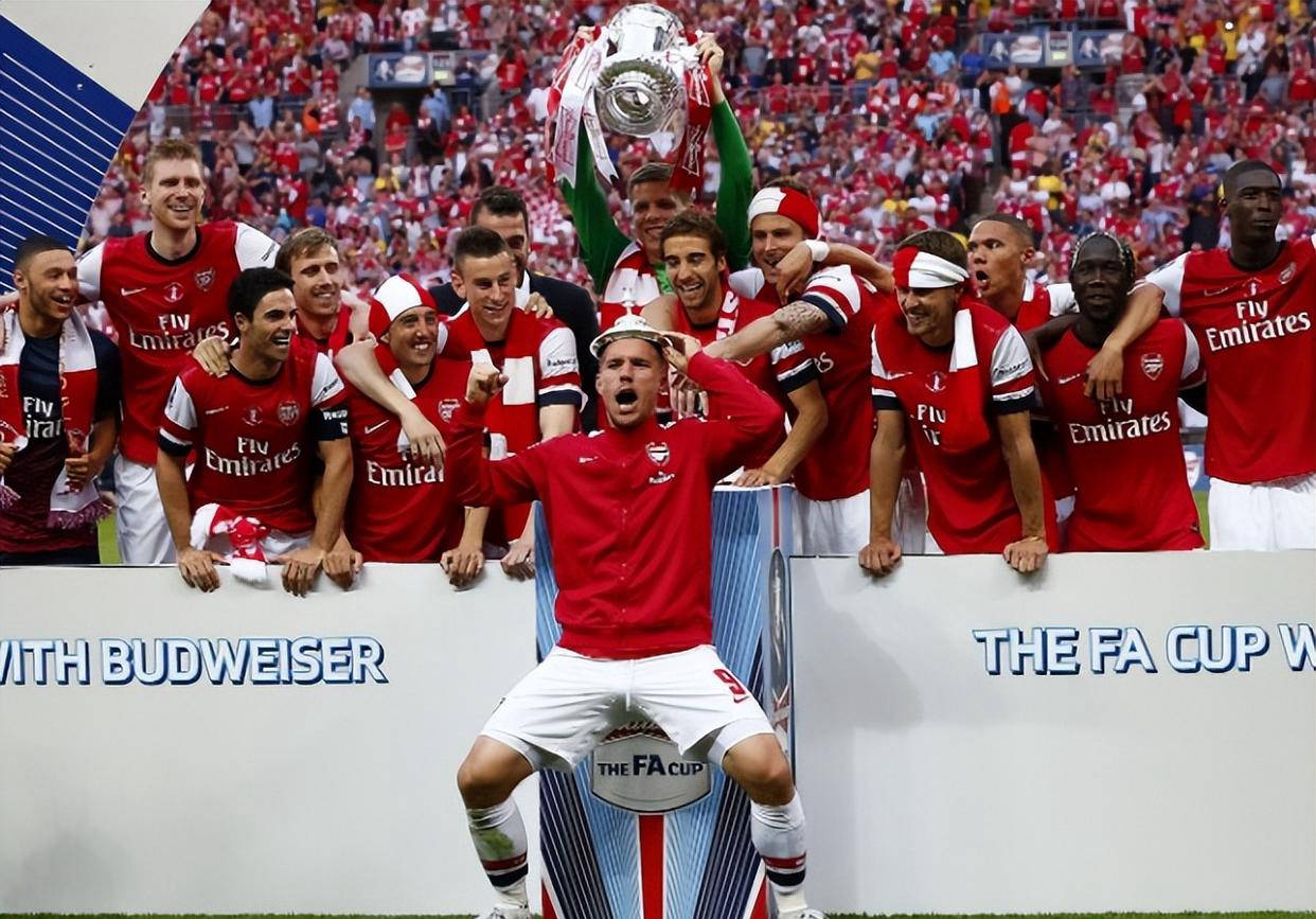 包含职业足球联赛再掀风云，球队逐鹿争先的词条