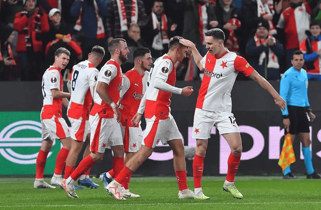 黑白直播在线观看-包含里尔主场取胜，稳固排名位置的词条