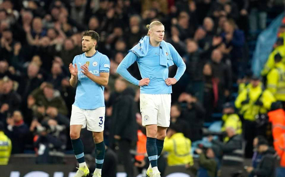 黑白直播免费体育直播-曼城后卫漏洞明显，球迷呼吁引援的简单介绍