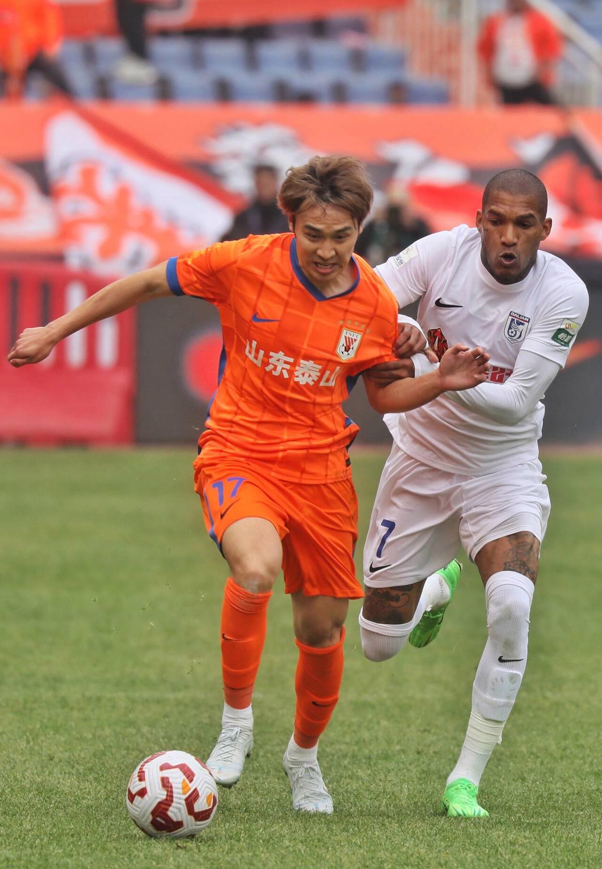 黑白直播nba在线观看-关于外援发威，带领球队赢得关键胜利的信息