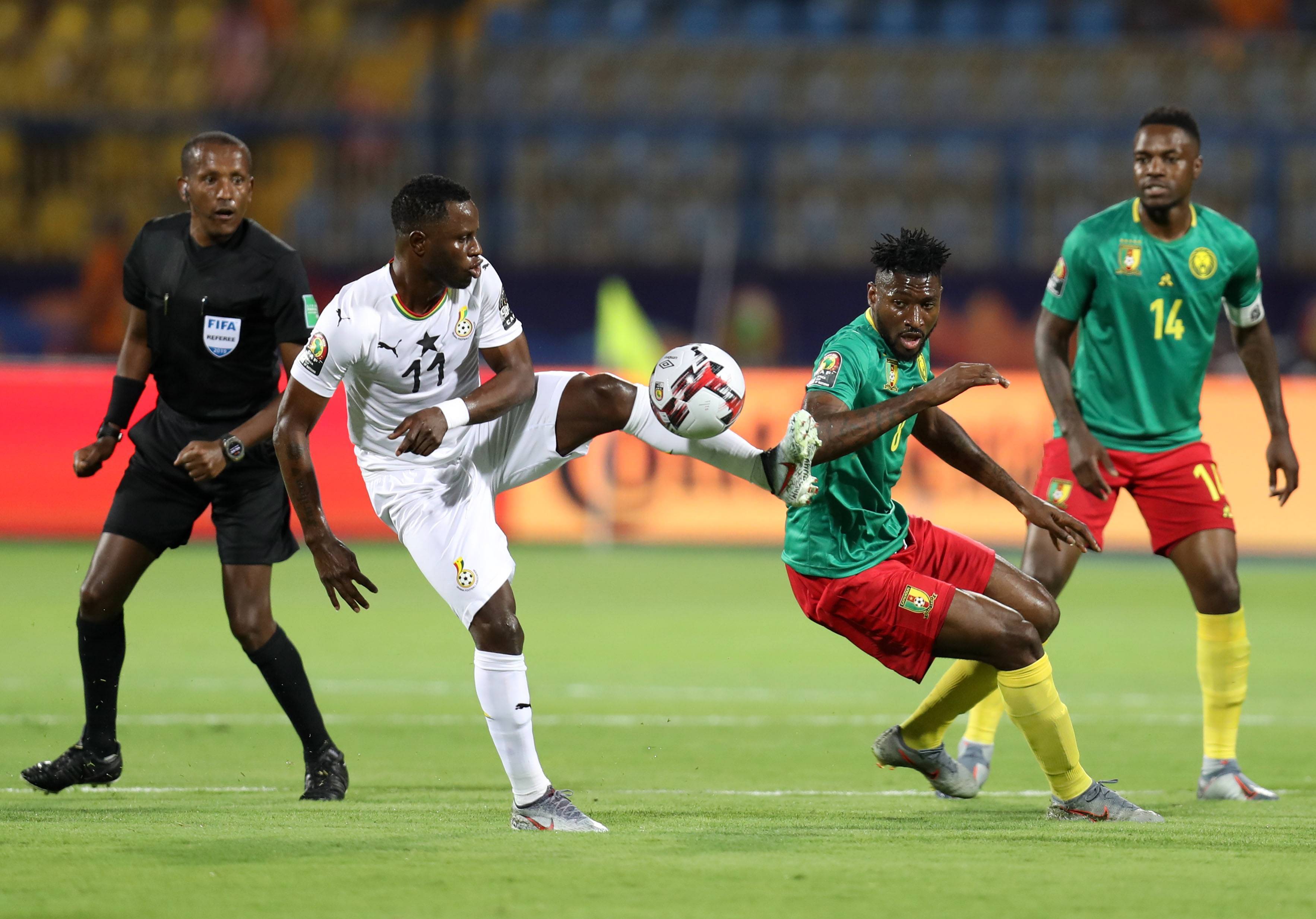 足球比赛现场球队对垒,场面气氛火热的简单介绍 足球比赛现场球队对垒,场面气氛火热的简单介绍