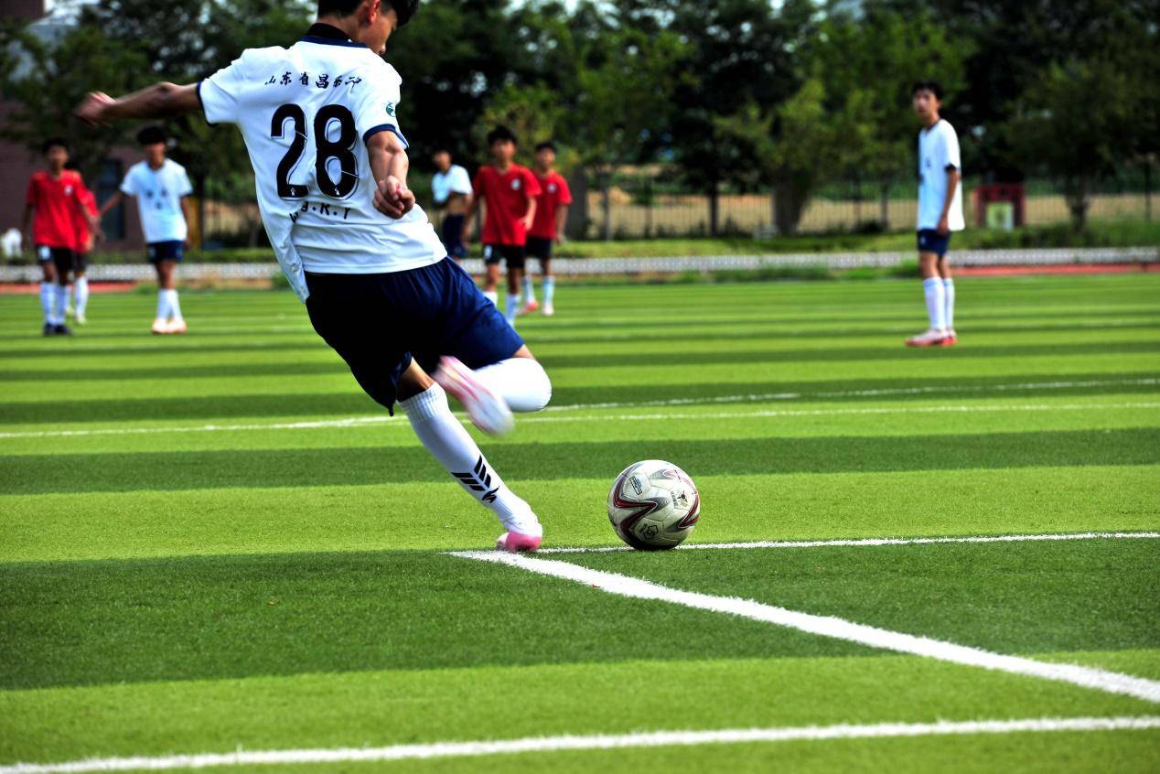 黑白直播体育-关于精彩足球比拼，运动员们斗志昂扬的信息