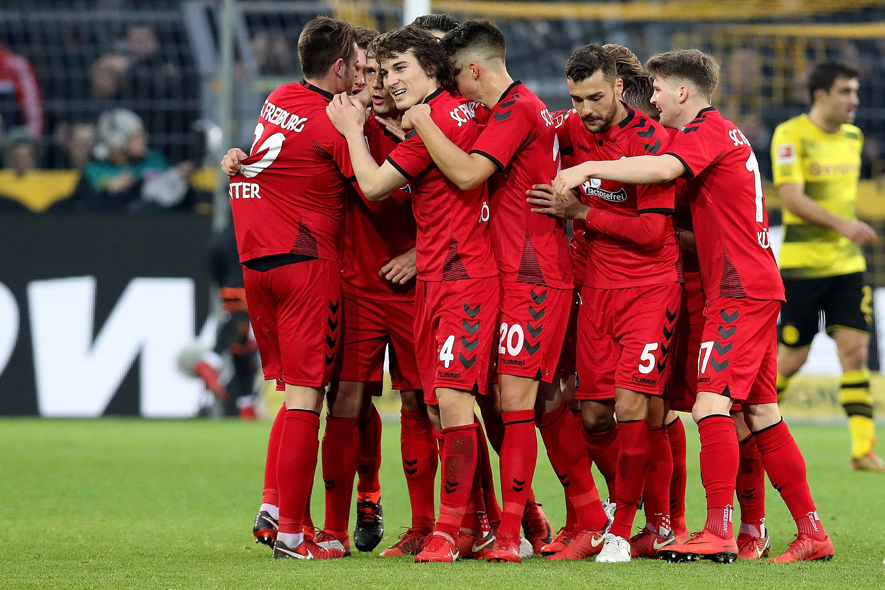 黑白直播免费体育直播-拜仁慕尼黑主场战平RB莱比锡，巴黎人爆冷负于弗赖堡的简单介绍