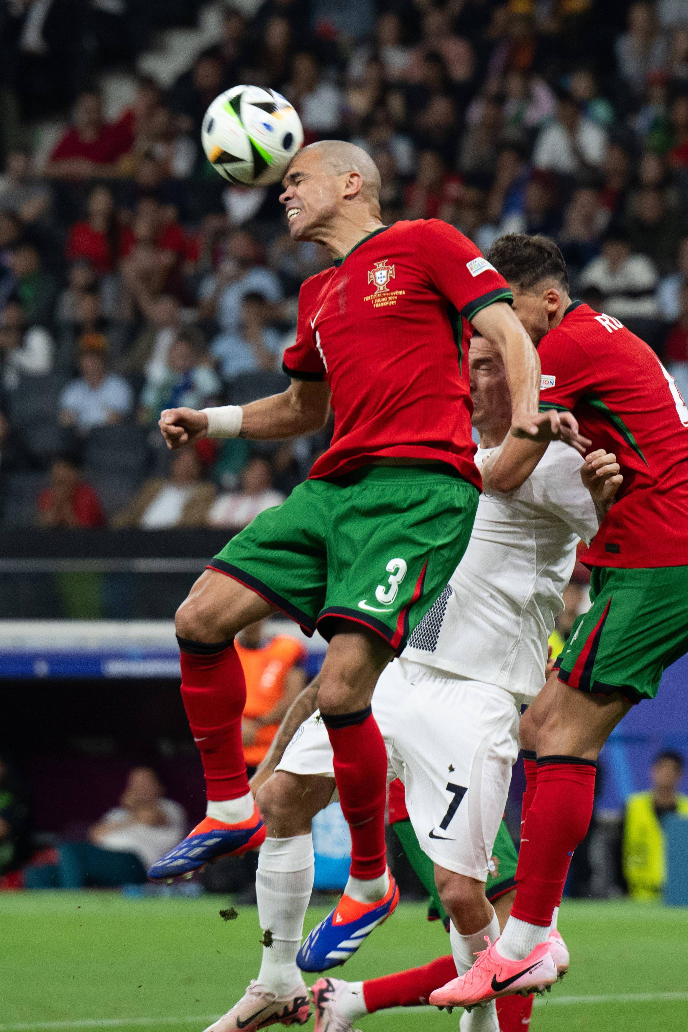 黑白直播网-关于欧洲足球赛场上的激情对决引爆球场热情的信息