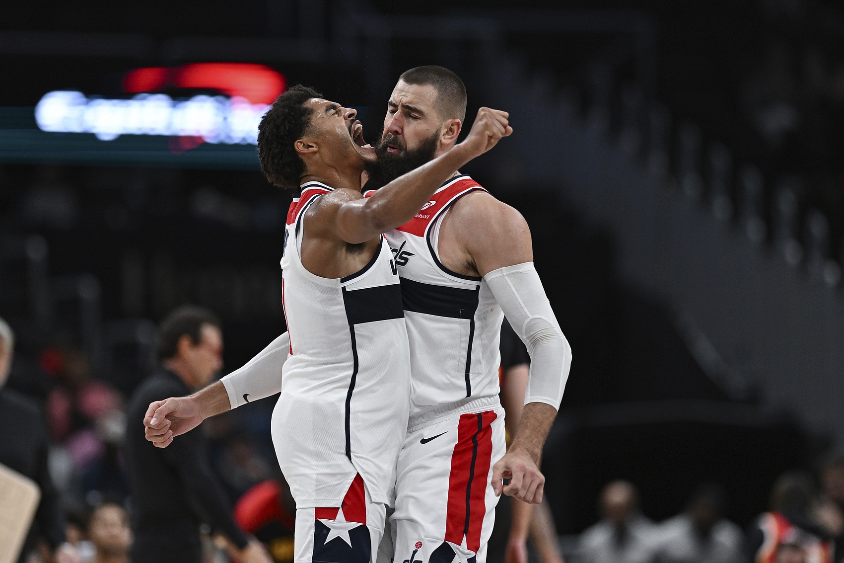 篮网主场大胜黄蜂，终结连败