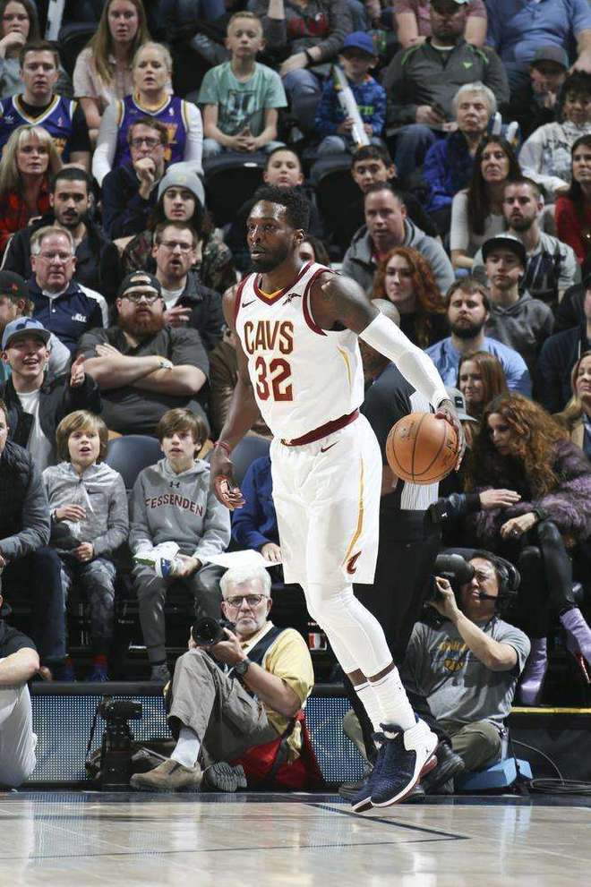 黑白直播在线观看-爵士客场逆袭骑士，豪取连胜