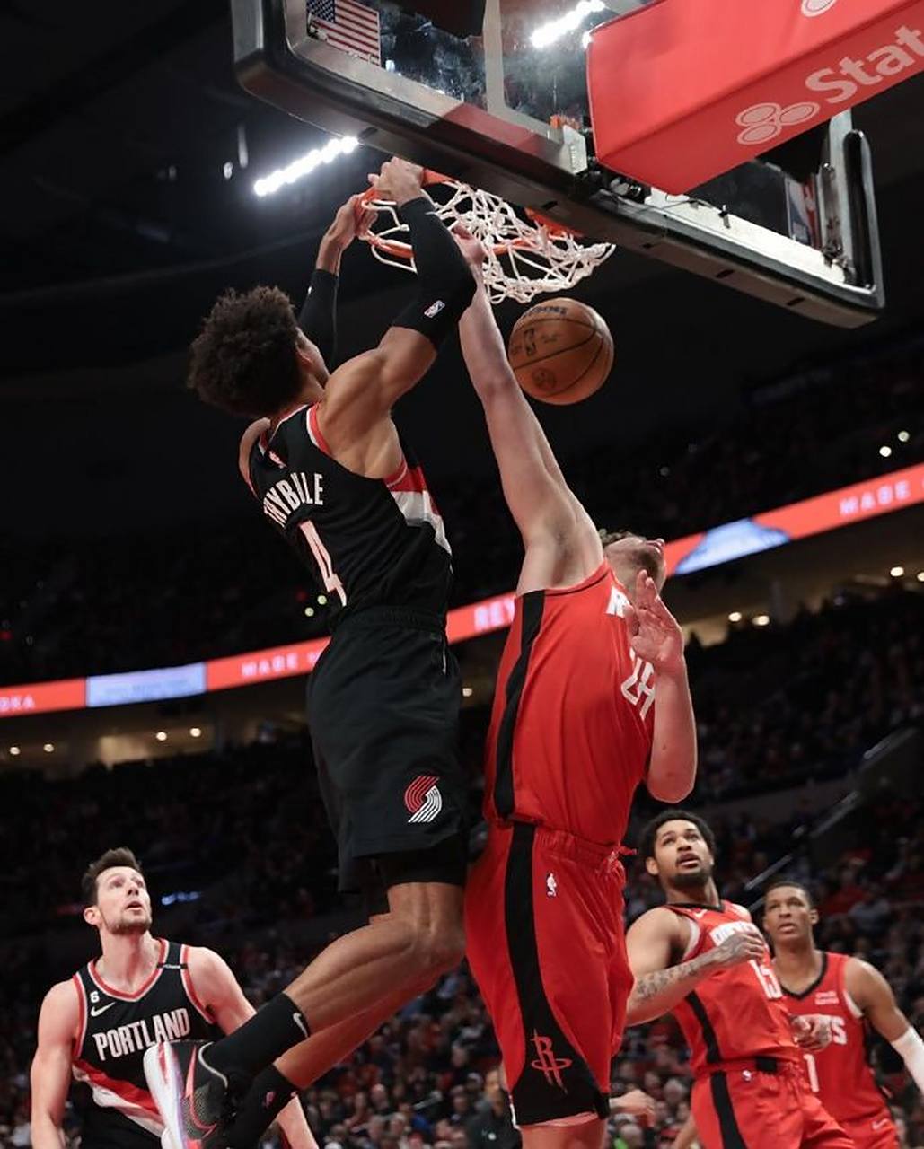 黑白直播-开拓者主场大胜骑士，利拉德砍下27分