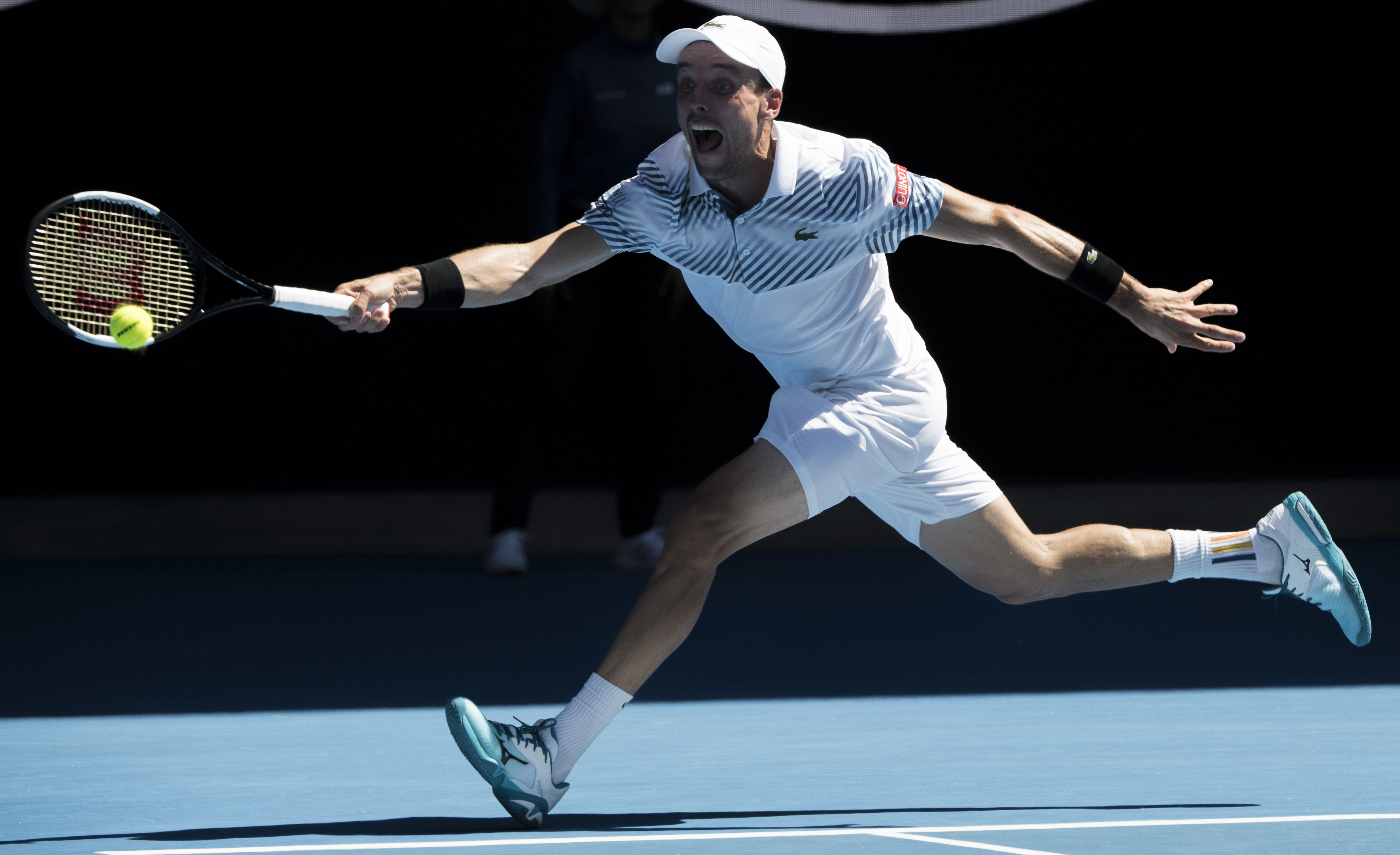 黑白直播-英国网球队绝地反击澳大利亚网球队，西西帕斯爆发神勇的简单介绍