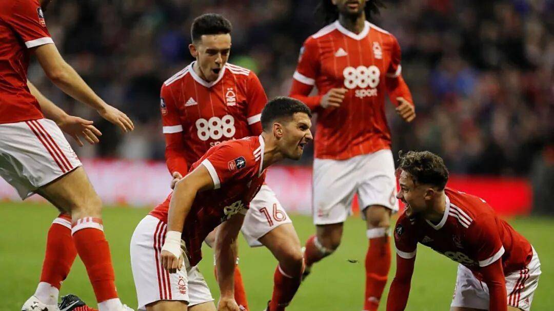 黑白直播-惊天逆转！英超战队挺进四强