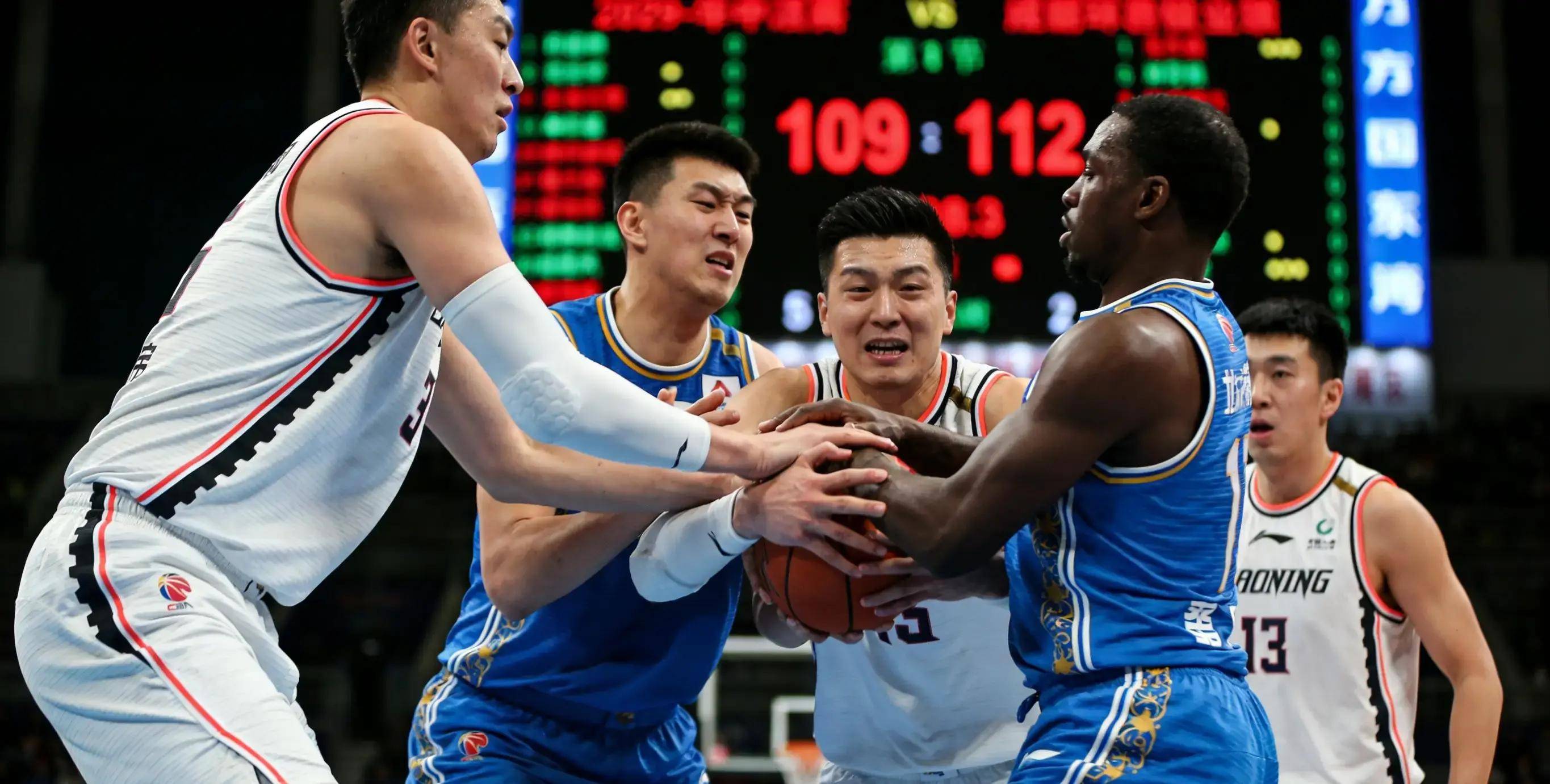 黑白直播免费体育直播-季后赛抢七焦点战，广厦队正面击溃76人